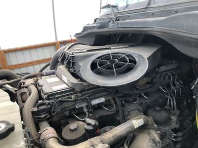 Freightliner Cascadia Air Cleaner / Air Filter Housing