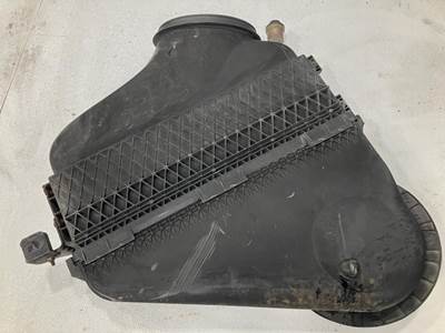 Freightliner Cascadia Air Cleaner / Air Filter Housing