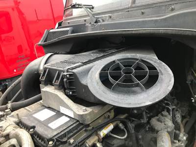 Freightliner Cascadia Air Cleaner / Air Filter Housing