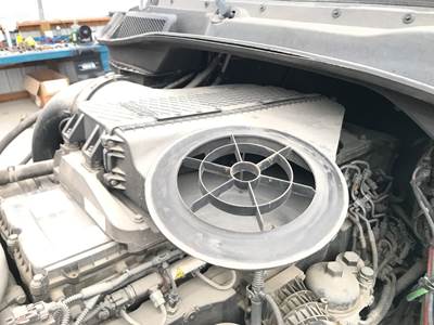 Freightliner Cascadia Air Cleaner / Air Filter Housing