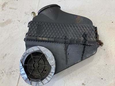 Freightliner Cascadia Air Cleaner / Air Filter Housing