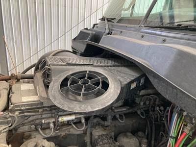 Freightliner Cascadia Air Cleaner / Air Filter Housing