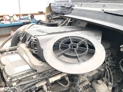 Freightliner Cascadia Air Cleaner / Air Filter Housing