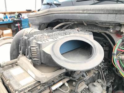 Freightliner Cascadia Air Cleaner / Air Filter Housing