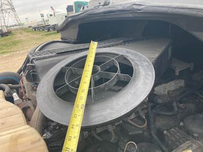 Freightliner Cascadia Air Cleaner / Air Filter Housing