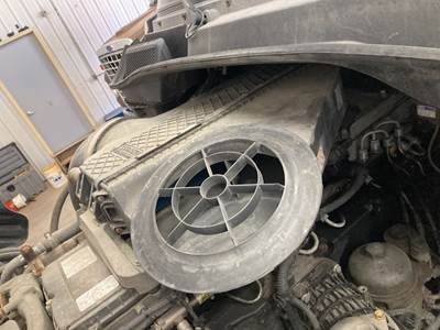 Freightliner Cascadia Air Cleaner / Air Filter Housing