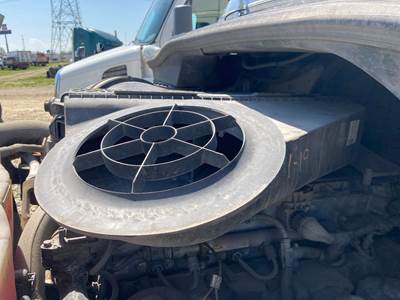 Freightliner Cascadia Air Cleaner / Air Filter Housing