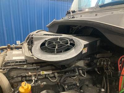 Freightliner Cascadia Air Cleaner / Air Filter Housing