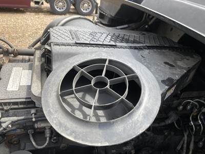 Freightliner Cascadia Air Cleaner / Air Filter Housing