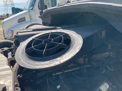 Freightliner Cascadia Air Cleaner / Air Filter Housing