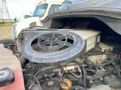 Freightliner Cascadia Air Cleaner / Air Filter Housing