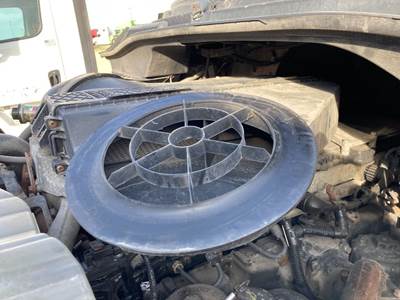 Freightliner Cascadia Air Cleaner / Air Filter Housing