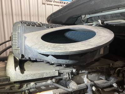 Freightliner Cascadia Air Cleaner / Air Filter Housing