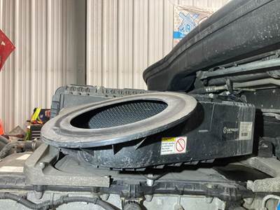 Freightliner Cascadia Air Cleaner / Air Filter Housing