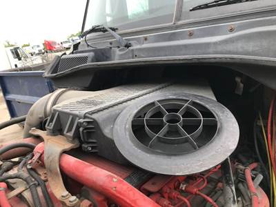 Freightliner Cascadia Air Cleaner / Air Filter Housing