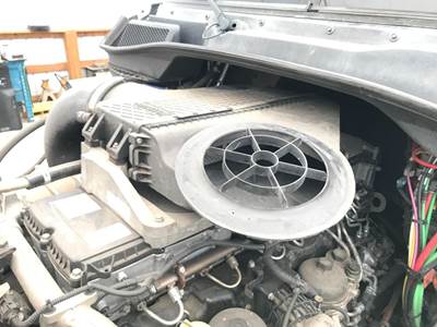 Freightliner Cascadia Air Cleaner / Air Filter Housing