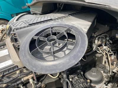 Freightliner Cascadia Air Cleaner / Air Filter Housing