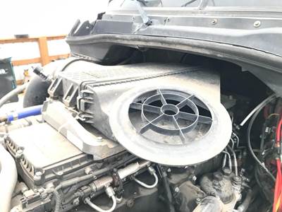 Freightliner Cascadia Air Cleaner / Air Filter Housing