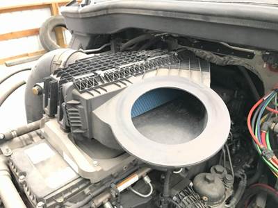 Freightliner Cascadia Air Cleaner / Air Filter Housing