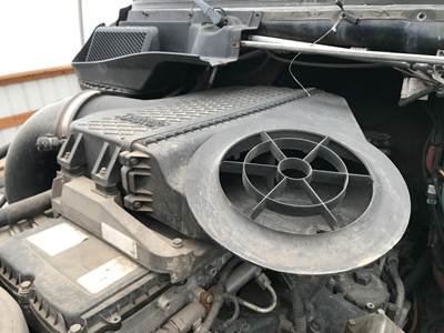Freightliner Cascadia Air Cleaner / Air Filter Housing