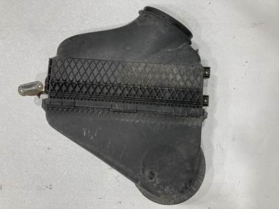 Freightliner Cascadia Air Cleaner / Air Filter Housing