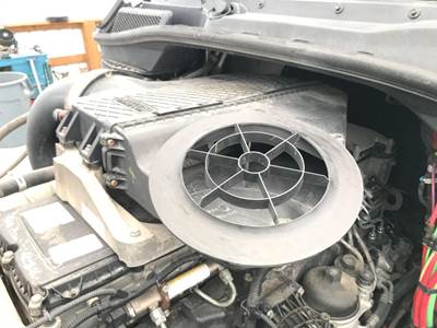 Freightliner Cascadia Air Cleaner / Air Filter Housing