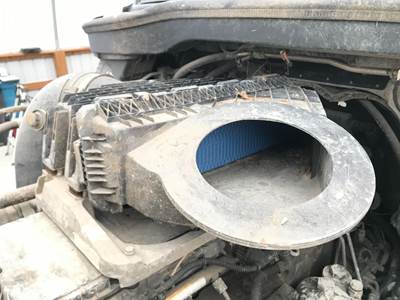 Freightliner Cascadia Air Cleaner / Air Filter Housing