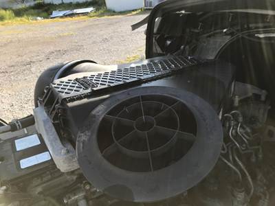 Freightliner Cascadia Air Cleaner / Air Filter Housing