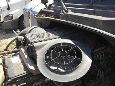 Freightliner Cascadia Air Cleaner / Air Filter Housing