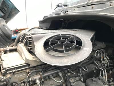 Freightliner Cascadia Air Cleaner / Air Filter Housing