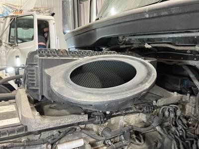 Freightliner Cascadia Air Cleaner / Air Filter Housing