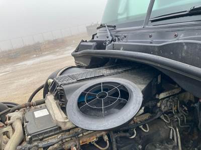 Freightliner Cascadia Air Cleaner / Air Filter Housing