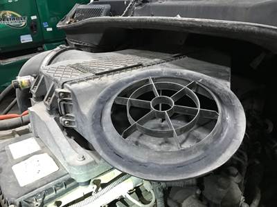 Freightliner Cascadia Air Cleaner / Air Filter Housing