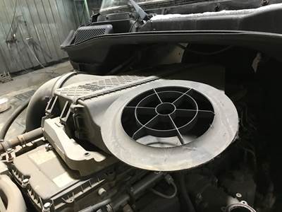 Freightliner Cascadia Air Cleaner / Air Filter Housing