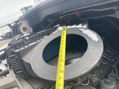 Freightliner Cascadia Air Cleaner / Air Filter Housing