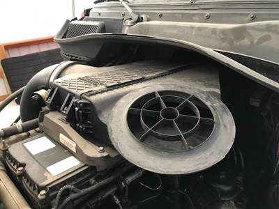 Freightliner Cascadia Air Cleaner / Air Filter Housing