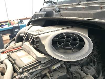 Freightliner Cascadia Air Cleaner / Air Filter Housing