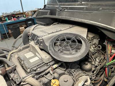 Freightliner Cascadia Air Cleaner / Air Filter Housing