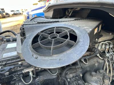 Freightliner Cascadia Air Cleaner / Air Filter Housing