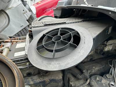 Freightliner Cascadia Air Cleaner / Air Filter Housing