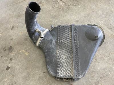 Freightliner Cascadia Air Cleaner / Air Filter Housing