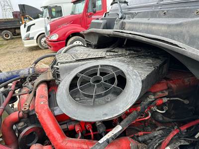 Freightliner Cascadia Air Cleaner / Air Filter Housing