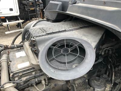 Freightliner Cascadia Air Cleaner / Air Filter Housing