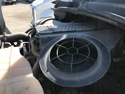 Freightliner Cascadia Air Cleaner / Air Filter Housing