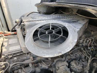 Freightliner Cascadia Air Cleaner / Air Filter Housing