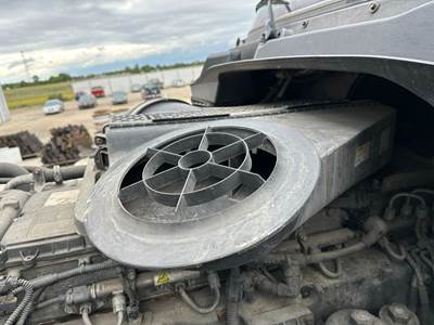 Freightliner Cascadia Air Cleaner / Air Filter Housing