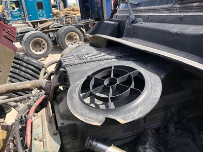 Freightliner Cascadia Air Cleaner / Air Filter Housing