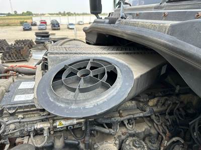 Freightliner Cascadia Air Cleaner / Air Filter Housing