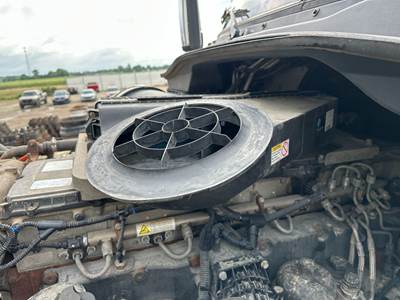 Freightliner Cascadia Air Cleaner / Air Filter Housing