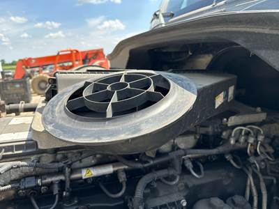 Freightliner Cascadia Air Cleaner / Air Filter Housing